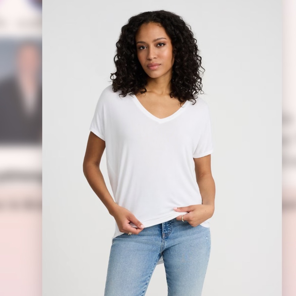 Express One Eleven Relaxed V-Neck Short Sleeve Hi-Low Tee